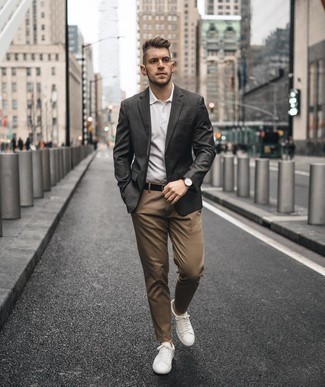 Какие низкие кеды носить с серым пиджаком мужчине в теплую погоду в стиле кэжуал: Серый пиджак в сочетании со светло-коричневыми брюками чинос — хороший пример привлекательного офисного стиля для мужчин. Смелые молодые люди завершат лук низкими кедами.