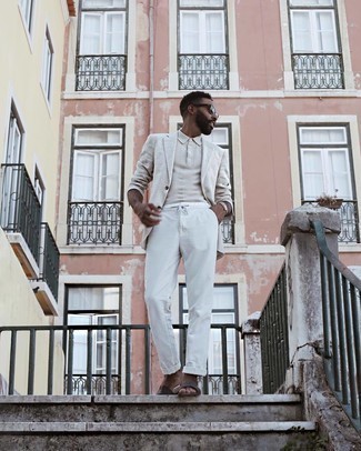 Какие футболки-поло носить с белыми брюками чинос в 30 лет: Дуэт футболки-поло и белых брюк чинос позволит создать незаезженный мужской лук в расслабленном стиле. Темно-коричневые кожаные сандалии создадут легкое настроение.