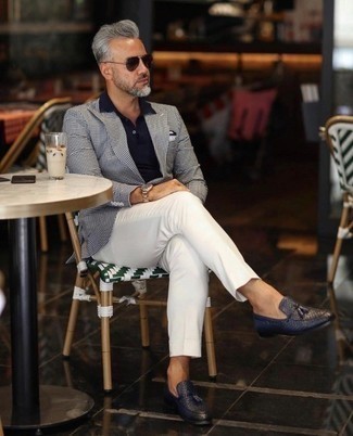 С чем носить бело-темно-синий пиджак за 40 лет мужчине: Бело-темно-синий пиджак в сочетании с белыми брюками чинос — отличный пример непринужденного офисного стиля для мужчин. Думаешь сделать образ немного элегантнее? Тогда в качестве обуви к этому ансамблю, выбирай темно-синие кожаные лоферы с кисточками.