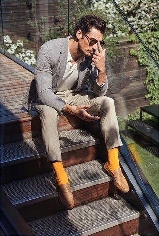С чем носить горчичные носки в 30 лет мужчине: Сочетание серого пиджака и горчичных носков - очень практично, и поэтому идеально подойдет для создания беззаботного повседневного  лука. Хочешь сделать лук немного элегантнее? Тогда в качестве обуви к этому луку, стоит выбрать светло-коричневые кожаные лоферы.