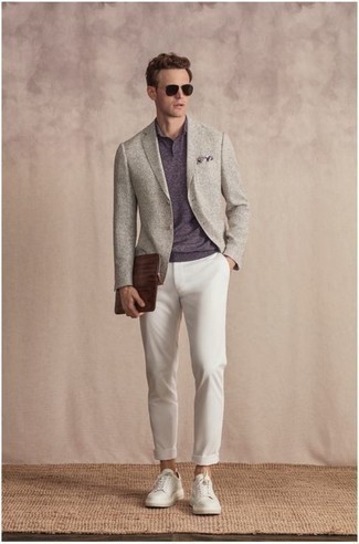Как носить серый пиджак с белыми брюками чинос в стиле смарт-кэжуал: Серый пиджак и белые брюки чинос позволят составить интересный мужской лук для работы в офисе. Белые низкие кеды из плотной ткани гарантируют комфорт в течение всего дня.