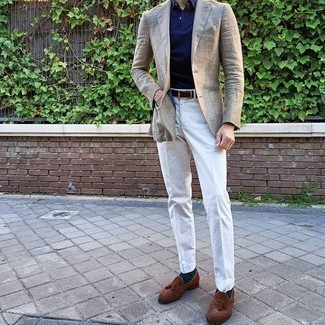 Какие лоферы носить с светло-коричневым пиджаком в 30 лет мужчине в жару: Светло-коричневый пиджак будет смотреться прекрасно в паре с белыми брюками чинос. Любишь яркие ансамбли? Дополни образ лоферами.