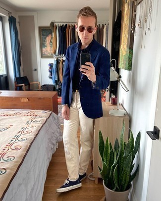 С чем носить бежевые джинсы мужчине: Комбо из темно-синего шерстяного пиджака в шотландскую клетку и бежевых джинсов — прекрасный вариант для создания мужского ансамбля в элегантно-деловом стиле. Закончи ансамбль темно-сине-белыми низкими кедами из плотной ткани, если не хочешь, чтобы он получился слишком вычурным.