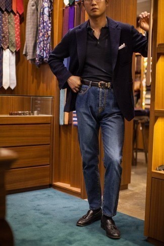 Как носить темно-синие джинсы с темно-коричневыми кожаными лоферами с кисточками в 20 лет лето в стиле смарт-кэжуал: Темно-синий вязаный пиджак и темно-синие джинсы — отличный лук, если ты ищешь простой, но в то же время стильный мужской лук. Думаешь добавить сюда толику классики? Тогда в качестве дополнения к этому ансамблю, выбирай темно-коричневые кожаные лоферы с кисточками. Подобное сочетание подарит тебе комфорт и удобство в знойную погоду.