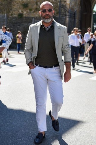 С чем носить серебряную футболку-поло за 60 лет мужчине в теплую погоду: Серебряная футболка-поло и белые джинсы — необходимые вещи в арсенале парней с превосходным чувством стиля. Любители экспериментов могут завершить лук темно-синими кожаными лоферами с кисточками, тем самым добавив в него немного эффектности.