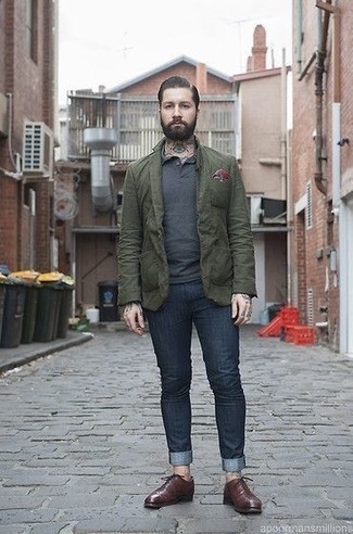Как носить оливковый пиджак с синими джинсами мужчине в теплую погоду в стиле смарт-кэжуал: Оливковый пиджак и синие джинсы — отличное решение для встреч с дресс-кодом смарт-кэжуал. Если ты не боишься использовать в своих луках разные стили, на ноги можно надеть темно-красные кожаные оксфорды.