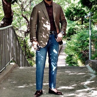 С чем носить коричневый льняной пиджак мужчине: Коричневый льняной пиджак и синие джинсы позволят составить интересный мужской лук для рабочего дня в офисе. Любишь необычные идеи? Закончи лук темно-коричневыми замшевыми лоферами.