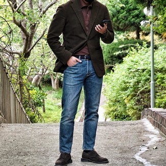 С чем носить табачный пиджак мужчине в стиле смарт-кэжуал: Ансамбль из табачного пиджака и синих джинсов позволит выглядеть аккуратно, но при этом выразить твой индивидуальный стиль. Любители экспериментов могут завершить лук темно-коричневыми замшевыми брогами, тем самым добавив в него чуточку строгости.