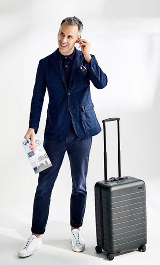 С чем носить серый чемодан мужчине лето в стиле кэжуал: Если ты делаешь ставку на комфорт и практичность, темно-синий пиджак и серый чемодан — отличный вариант для модного повседневного мужского лука. Любители модных экспериментов могут закончить образ белыми кожаными низкими кедами, тем самым добавив в него чуточку классики. Такое сочетание вещей гарантирует комфорт в жару.