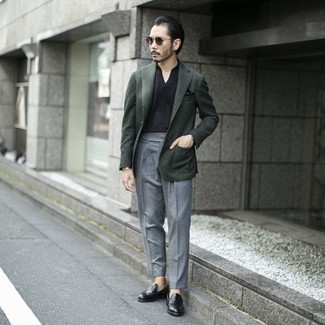 С чем носить пиджак мужчине осень: Пиджак смотрится гармонично в паре с серыми классическими брюками. Вместе с этим луком выигрышно выглядят черные кожаные лоферы. Идеальный вариант на осеннее время года.