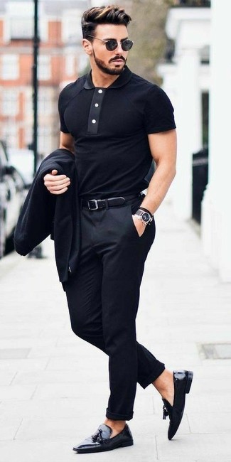 Как носить черный пиджак с черными классическими брюками мужчине лето в стиле смарт-кэжуал: Несмотря на то, что этот образ выглядит довольно выдержанно, образ из черного пиджака и черных классических брюк всегда будет выбором стильных молодых людей, непременно покоряя при этом дамские сердца. Вкупе с этим луком стильно выглядят черные кожаные лоферы с кисточками. Как по нам, так это превосходное решение для жаркой погоды.