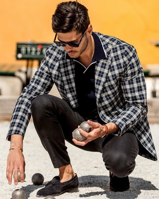 С чем носить черные замшевые лоферы мужчине в стиле смарт-кэжуал: Темно-сине-белый пиджак в шотландскую клетку и черные классические брюки — великолепный выбор для светского мероприятия. Черные замшевые лоферы — отличный вариант, чтобы дополнить образ.