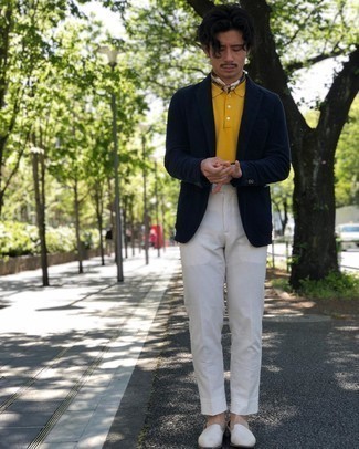 Какие пиджаки носить с белыми лоферами мужчине: Комбо из пиджака и белых классических брюк в вертикальную полоску — замечательный пример элегантного стиля. Белые лоферы — беспроигрышный выбор, чтобы завершить лук.