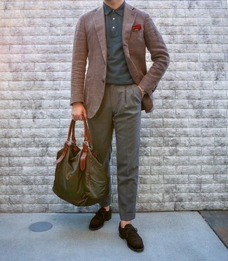 С чем носить темно-бирюзовые классические брюки мужчине в стиле смарт-кэжуал: Комбо из коричневого пиджака и темно-бирюзовых классических брюк — отличный пример делового городского стиля. Вместе с этим ансамблем прекрасно смотрятся темно-коричневые замшевые монки.