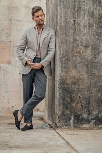 Какие классические брюки носить с серым пиджаком в 30 лет мужчине в теплую погоду в стиле смарт-кэжуал: Серый пиджак и классические брюки — это один из тех мужских ансамблей, от которого у дамского пола просто перехватывает дыхание. Если говорить об обуви, темно-серые замшевые лоферы станут хорошим выбором.