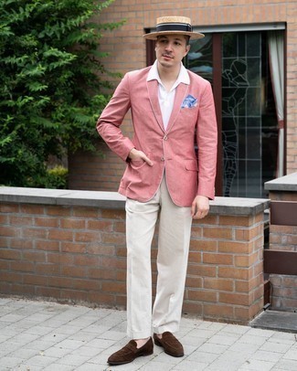С чем носить розовый пиджак мужчине: Сочетание розового пиджака и бежевых классических брюк поможет примерить на себя строгий деловой стиль. Темно-коричневые замшевые лоферы станут замечательным завершением твоего ансамбля.