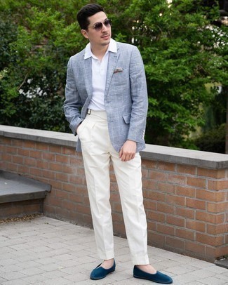 С чем носить белые брюки мужчине в стиле смарт-кэжуал: Комбо из голубого пиджака в клетку и белых брюк — замечательный пример элегантного стиля. Завершив лук темно-синими бархатными лоферами, получим приятный результат.