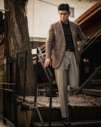 С чем носить коричневый пиджак мужчине: Коричневый пиджак и серые классические брюки — чудесный пример элегантного стиля в одежде. Темно-коричневые кожаные лоферы с кисточками неплохо дополнят этот ансамбль.