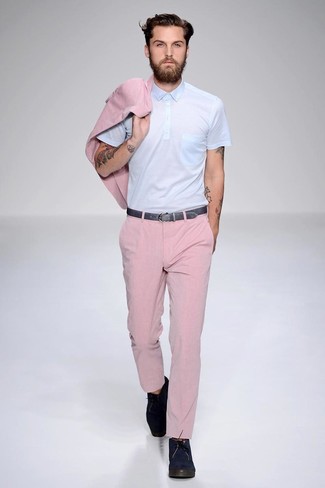 С чем носить темно-синие ботинки в 30 лет мужчине лето в стиле смарт-кэжуал: Розовый пиджак и розовые классические брюки — хороший выбор для выхода в свет. Этот образ неплохо завершат темно-синие ботинки. Знойным летним днем в таком ансамбле ты будешь чувствовать себя свободно и непринужденно.