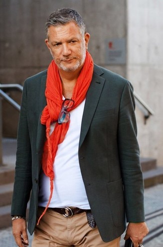 Модный лук: темно-серый пиджак, белая футболка с v-образным вырезом, светло-коричневые брюки чинос, красный шарф
