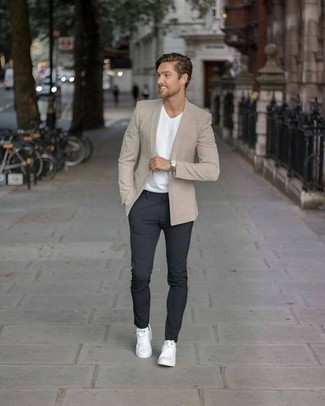 Какие пиджаки носить с серыми брюками чинос: Пиджак и серые брюки чинос — must have вещи в базовом мужском гардеробе. Заверши образ белыми кожаными низкими кедами, если не хочешь, чтобы он получился слишком претенциозным.