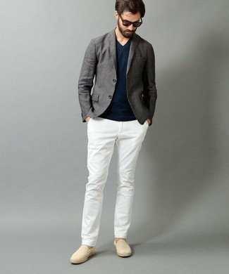 С чем носить серый пиджак мужчине: Воссоздать такой образ из серого пиджака и белых брюк чинос легко, главное - подобрать вещи по фигуре. Этот лук удачно дополнят бежевые слипоны из плотной ткани.