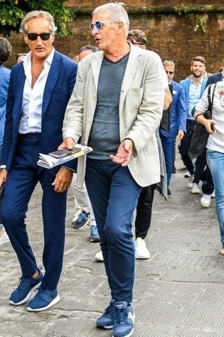 С чем носить серебряную футболку за 60 лет мужчине: Дуэт серебряной футболки и темно-синих брюк чинос поможет воплотить в твоем образе городской стиль современного парня. Вкупе с этим ансамблем выигрышно будут выглядеть темно-синие кроссовки.
