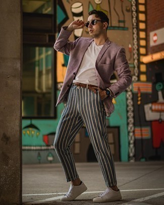 С чем носить темно-пурпурный пиджак мужчине в стиле кэжуал: Темно-пурпурный пиджак и темно-синие брюки чинос в вертикальную полоску помогут составить незаезженный мужской лук для работы в офисе. Почему бы не добавить в этот образ толику легкости с помощью белых кожаных низких кед?