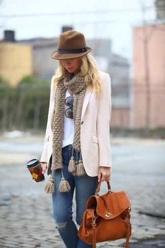 С чем носить коричневую шляпу женщине: Если ты любишь одеваться красиво и при этом чувствовать себя комфортно и уверенно, опробируй это сочетание розового пиджака и коричневой шляпы.
