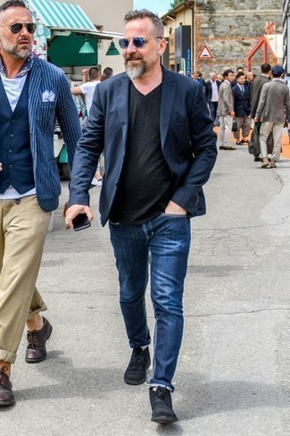 С чем носить темно-синие джинсы за 40 лет мужчине осень: Темно-синий пиджак в паре с темно-синими джинсами — отличный пример привлекательного офисного стиля для джентльменов. Вкупе с этим луком органично смотрятся черные замшевые ботинки дезерты. Думается, это отличное дуэт для межсезонного периода, когда погода начнет портиться.