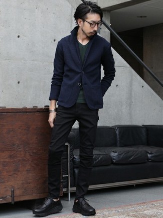 Как носить темно-синий шерстяной пиджак с черными джинсами мужчине осень: Темно-синий шерстяной пиджак в сочетании с черными джинсами однозначно будет обращать на себя дамские взгляды. Не прочь привнести в этот наряд толику строгости? Тогда в качестве обуви к этому луку, выбери черные кожаные массивные туфли дерби. Разве это не классное решение для капризной осенней погоды?