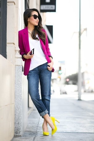 Модный лук: ярко-розовый пиджак, белая футболка с v-образным вырезом, темно-синие джинсы-бойфренды, желтые замшевые туфли