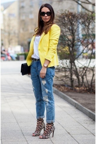 С чем носить зелено-желтый пиджак женщине в стиле кэжуал: Если в одежде ты делаешь ставку на комфорт и практичность, зелено-желтый пиджак и синие рваные джинсы-бойфренды — отличный выбор для привлекательного повседневного наряда. В тандеме с этим ансамблем великолепно будут смотреться бежевые кожаные босоножки на каблуке с леопардовым принтом.