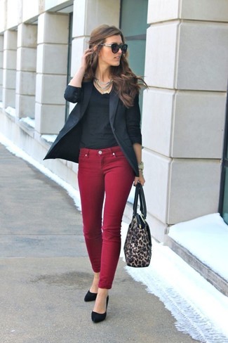 Модный лук: черный пиджак, черная футболка с v-образным вырезом, темно-красные джинсы скинни, черные замшевые туфли