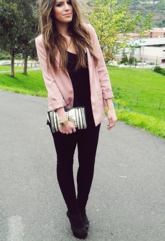 Модный лук: розовый пиджак, черная футболка с v-образным вырезом, черные джинсы скинни, черные замшевые туфли