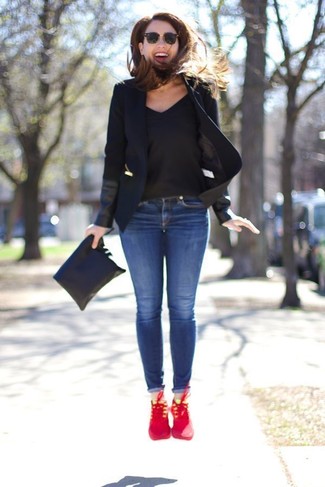 Как носить футболку с v-образным вырезом с джинсами женщине: Футболка с v-образным вырезом в паре с джинсами позволит составить стильный и женственный лук. Создать красивый контраст с остальными вещами из этого образа помогут красные кроссовки.