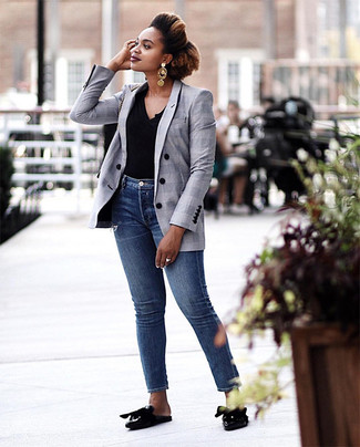 Какие джинсы носить с серым пиджаком женщине: Дуэт серого пиджака и джинсов поможет выглядеть аккуратно, а также выразить твой выразительный личный стиль. Этот наряд получает свежее прочтение в сочетании с черными кожаными лоферами.