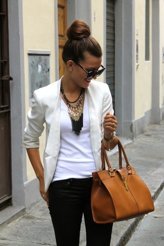 Модный лук: бежевый пиджак, белая футболка с v-образным вырезом, черные джинсы скинни, табачная кожаная сумка-саквояж