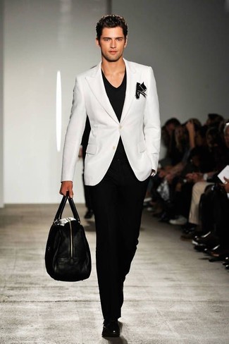 С чем носить черные кожаные монки в теплую погоду: Белый пиджак в паре с черными классическими брюками поможет создать незабываемый мужской образ. Черные кожаные монки — идеальный вариант, чтобы дополнить лук.