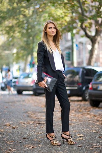 Какие босоножки на каблуке носить с черными классическими брюками в 30 лет в стиле смарт-кэжуал: Черный пиджак в сочетании с черными классическими брюками — необыденный вариант для работы в офисе. Весьма удачно здесь будут смотреться босоножки на каблуке.