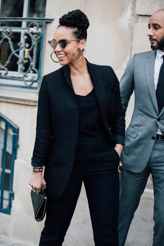 Какие узкие брюки носить с черным пиджаком: Черный пиджак смотрится гармонично с узкими брюками.