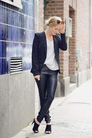 Какие пиджаки носить с черными узкими брюками: Пиджак и черные узкие брюки будет прекрасным вариантом для легкого повседневного ансамбля. Вкупе с этим образом выигрышно смотрятся черные замшевые босоножки на каблуке.