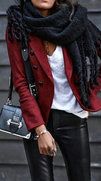 Как носить красный пиджак с черными кожаными узкими брюками в 30 лет в стиле смарт-кэжуал: Красный пиджак и черные кожаные узкие брюки — обязательные вещи в гардеробе дам с хорошим вкусом в одежде.