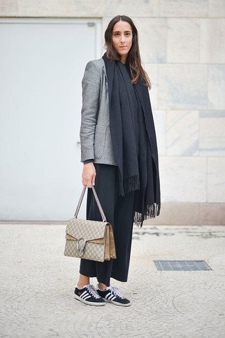 Модный лук: серый пиджак, темно-серая футболка с длинным рукавом, черные брюки-кюлоты, черно-белые низкие кеды