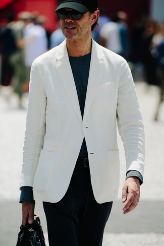 С чем носить белую куртку за 40 лет мужчине в теплую погоду: Тандем белой куртки и черных вельветовых брюк чинос — хороший пример современного городского стиля.