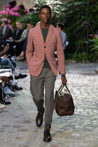 С чем носить темно-коричневую дорожную сумку в 20 лет мужчине в теплую погоду: Если ты делаешь ставку на комфорт и практичность, розовый пиджак и темно-коричневая дорожная сумка — великолепный выбор для привлекательного мужского лука на каждый день. Теперь почему бы не добавить в повседневный образ немного стильной строгости с помощью темно-коричневых кожаных лоферов?