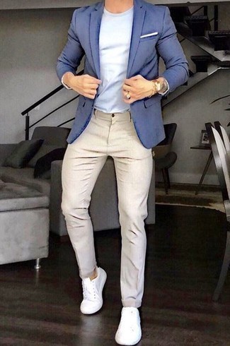 С чем носить синий пиджак мужчине в стиле кэжуал: Если ты из той категории парней, которые разбираются в моде, тебе полюбится образ из синего пиджака и бежевых брюк чинос. Если ты любишь поэкспериментировать, на ноги можешь надеть белые низкие кеды из плотной ткани.