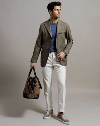 Как носить оливковый пиджак с белыми брюками чинос: Дуэт оливкового пиджака и белых брюк чинос позволит реализовать в твоем образе городской стиль современного мужчины. Этот образ органично дополнят коричневые замшевые низкие кеды.