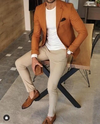Как носить коричневый пиджак с коричневыми кожаными лоферами мужчине: Коричневый пиджак в сочетании с бежевыми брюками чинос может стать отличным образом для офиса. Коричневые кожаные лоферы добавят ансамблю нотки классики.