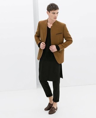 Какие брюки чинос носить с коричневым пиджаком: Коричневый пиджак будет выглядеть великолепно в тандеме с брюками чинос. Чтобы привнести в лук толику небрежности , на ноги можно надеть темно-коричневые кожаные сандалии.